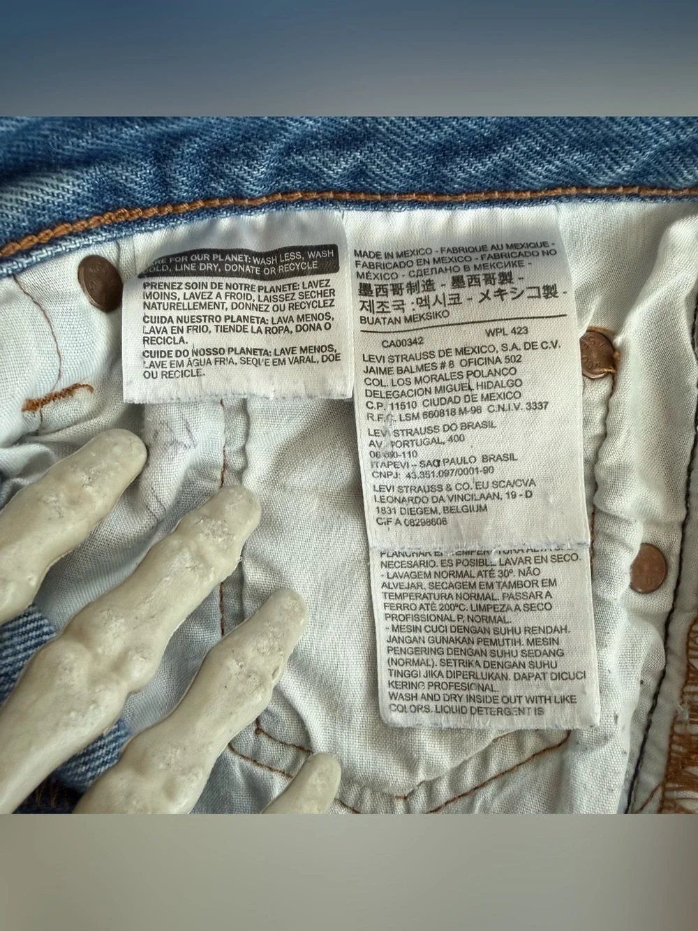 Levis 501 Distressed Cutoffs Denim Shorts ~ Size 31